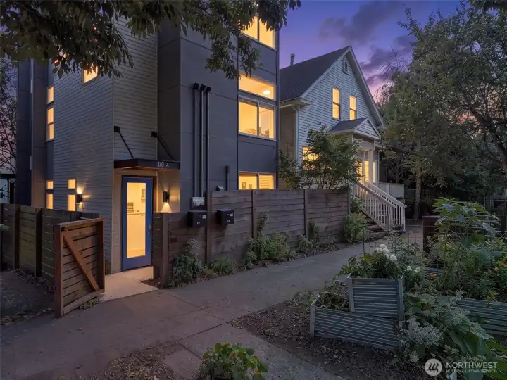 Welcome home to this sleek urban townhome in the heart of the Central District. Welcome home to this sleek urban townhome in the heart of the Central District.