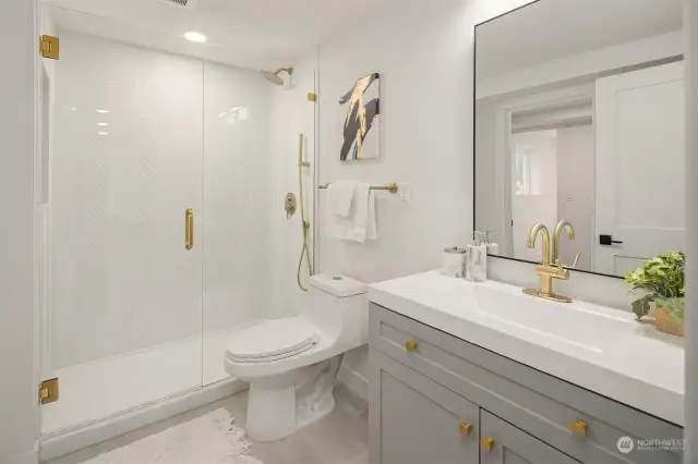 Awesome lower en-suite bathroom