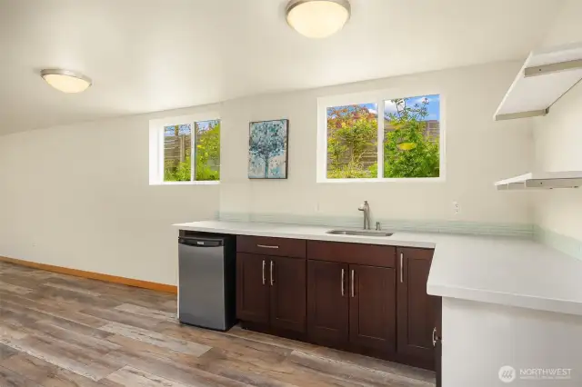 basement wet bar/kitchenette