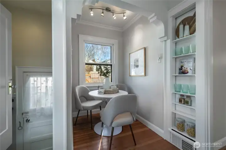 love the eat-in nook!