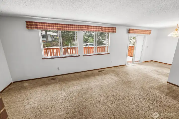 dining area has sliding doors to the deck