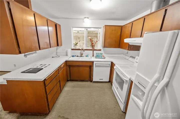 kitchen has plenty of cabintry