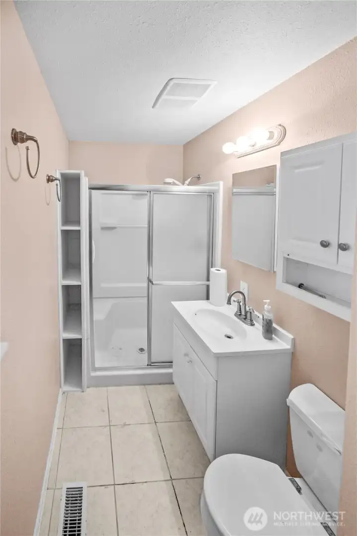 primary has a 3/4 bathroom