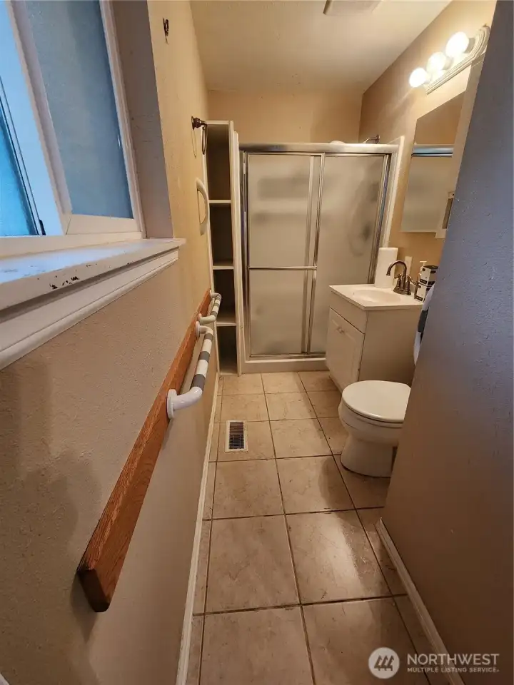 primary has a 3/4 bathroom