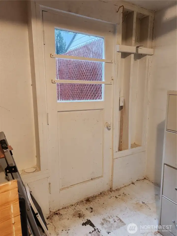 garage has a door to the side yard too