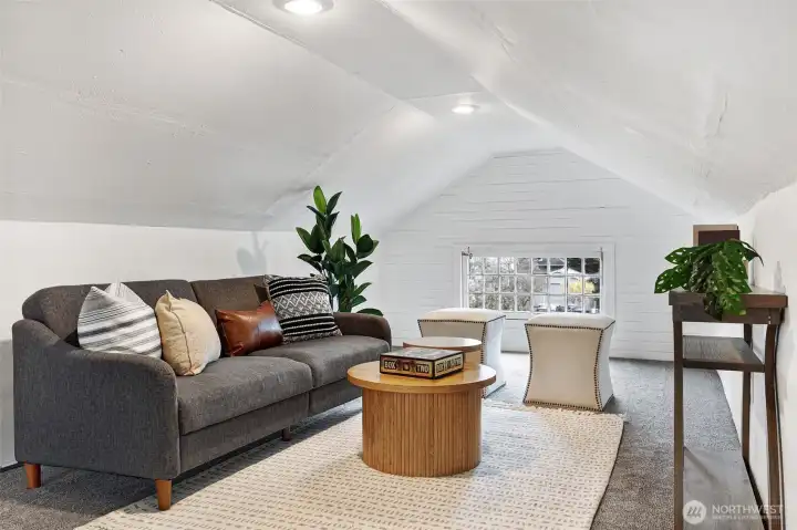 Spacious rec room/bonus room