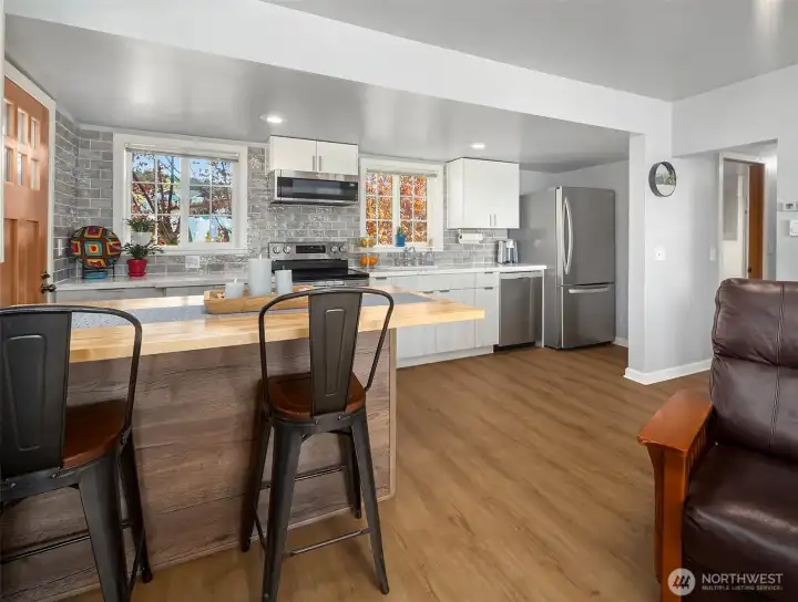 Kitchen with movable island