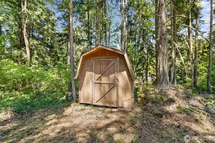 Storage shed to store your kyack and paddleboard.