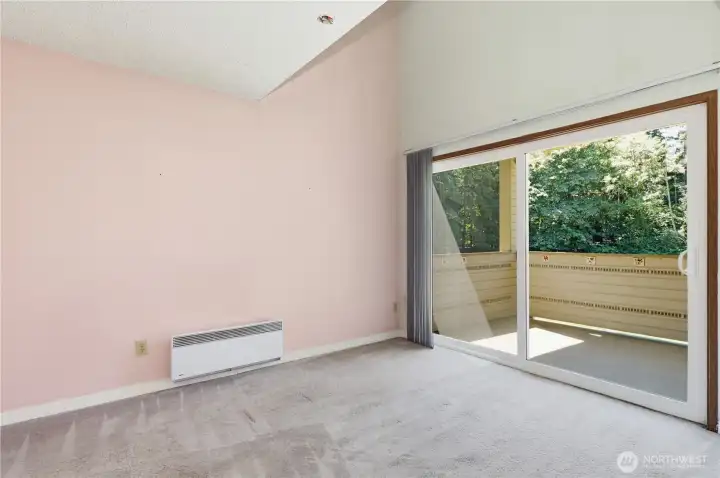 Dining area with huge sliding doors to covered deck. Dining area with huge sliding doors to covered deck.