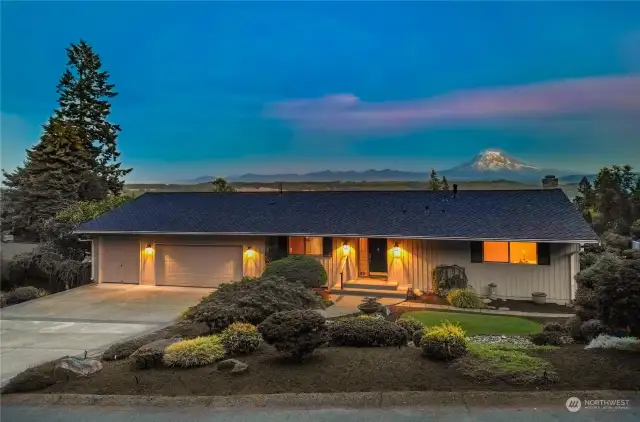 Absolutely stunning sunrise and sunset views from this lovely home!