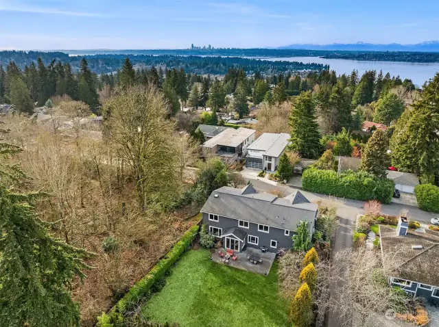 Located in lauded, top-rated Lake Washington schools.  Ideal locale, with easy commuter access to I-405 & 520, Microsoft, Google, shopping, and Downtown Kirkland. Watershed park walking trail a short stroll away.  Welcome home!