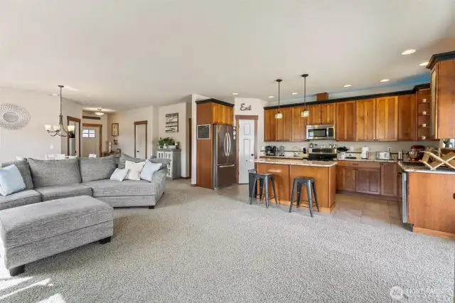 Open living- kitchen with island and pantry