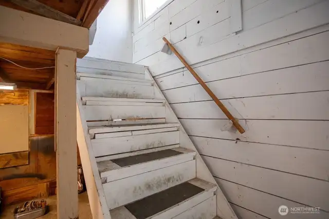 Steps to Garage Loft