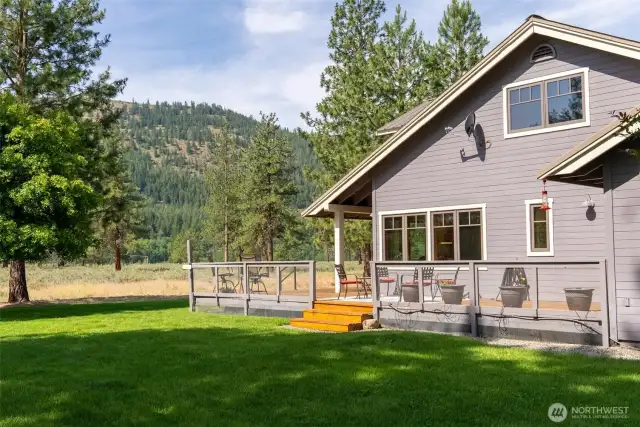 Adjacent 1,200 acres of protected fields and forests with Methow Conservancy, AND miles and miles of rails right out the back door! Mountain bike, Nordic ski or trail run all the way to Winthrop or Mazama!