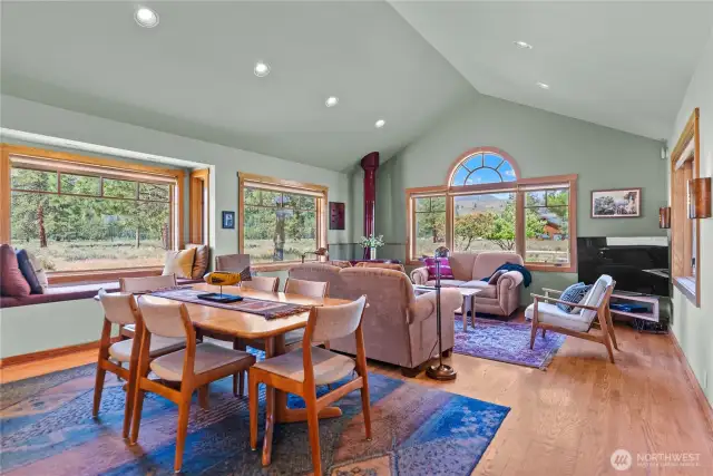 Large windows...as big as the outdoors! Watch the sun play across Mount Gardner all day long!