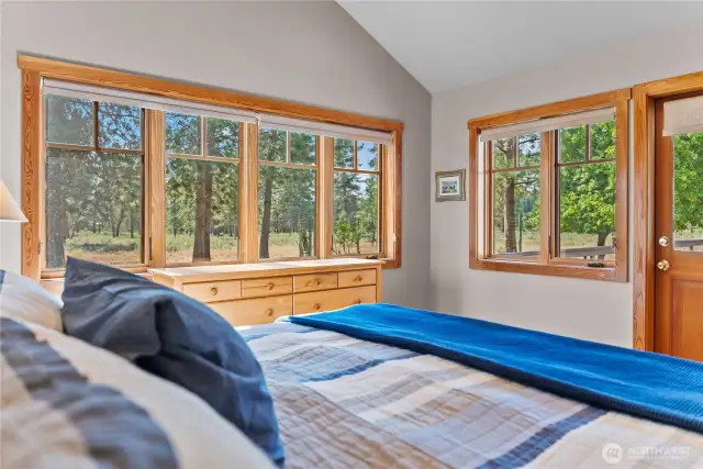 View the skies from the comfort of bed!  Watch the wind rush through the pines. Enjoy the peace and quiet!