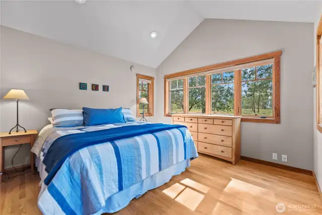 Powderpuff bedroom, serene and comfortable! Durable old growth oak floors with stand dogs and action!
