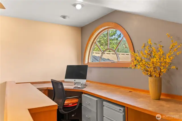 Built-in office space with expansive desk top is ideal for many projects. The majestic views will inspire any projects that yo are working on!