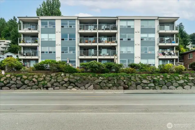 Well-built condominium complex, conveniently located across the street from Alki Beach and the Boardwalk