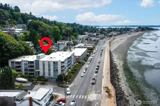 Amazing location across from the heart of Alki beach, offering access to the boardwalk and an abundance of restaurants and outdoor activities