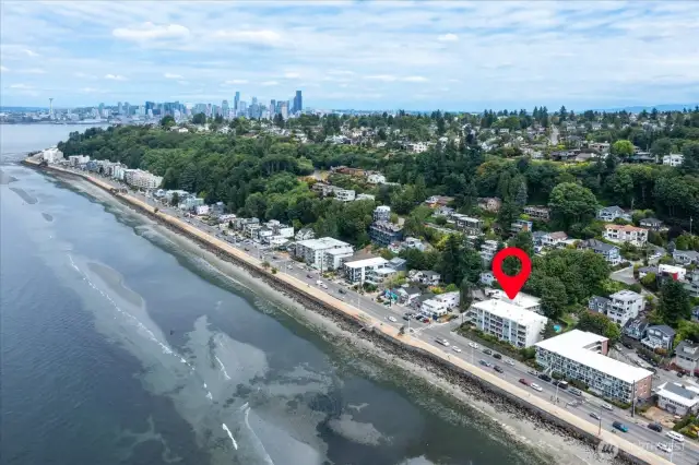 Conveniently located across the streete from where Alki beach begins