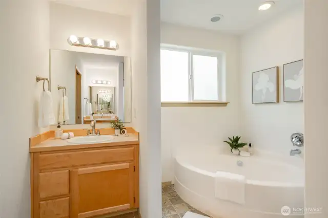 The bathroom offers ideal functionality and layout!