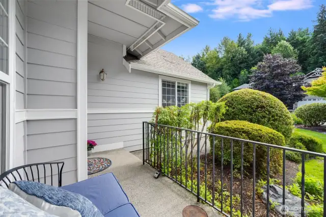 Come and enjoy your favorite outdoor beverage from this darling outdoor nook.