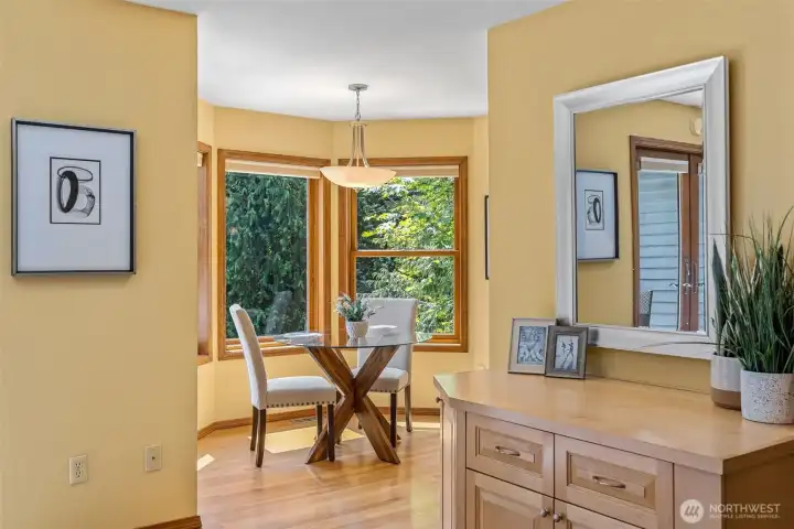 Small nook area off of the kitchen and living room