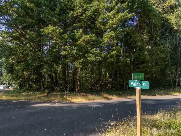 Only minutes away from the beautiful lake front parks, saltwater marina & 9-hole golf course.