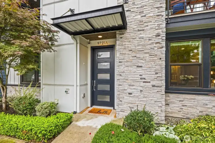 Stylish entry to a move-in-ready townhome in Downtown Bothell. Well-kept common areas complement urban living in Dawson Square