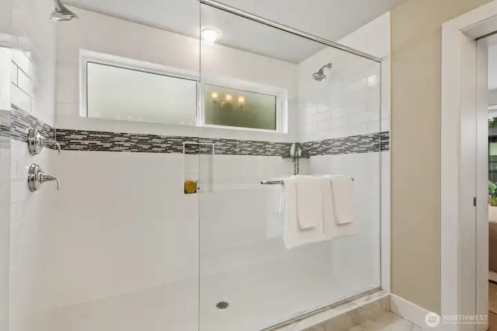 Dual showerheads provide a customizable and invigorating experience. This sought-after feature helps make morning routines effortless and efficient.