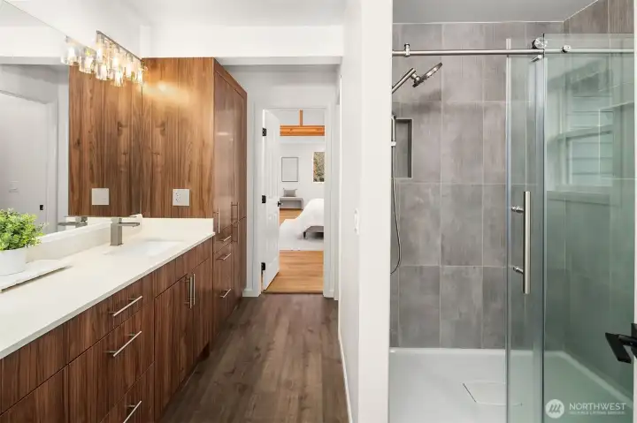 upstairs primary bath pic 1