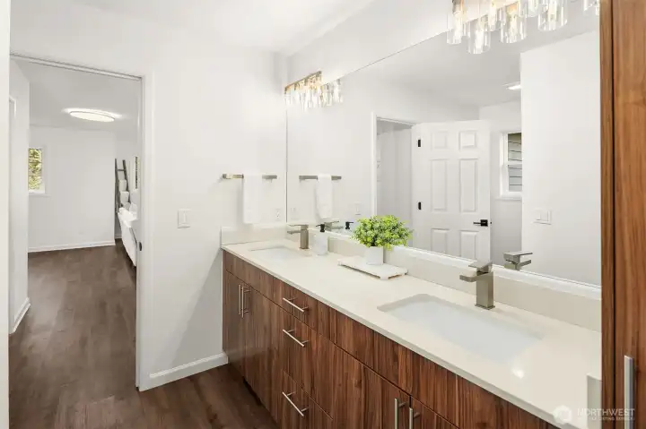 upstairs primary bath pic 2