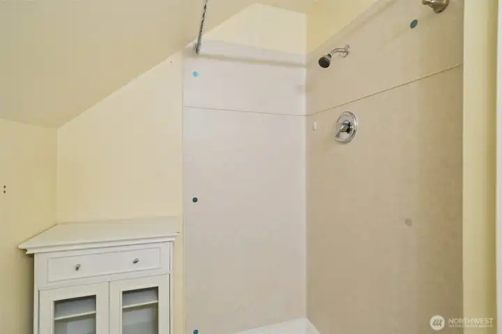 upper level 3/4 bath