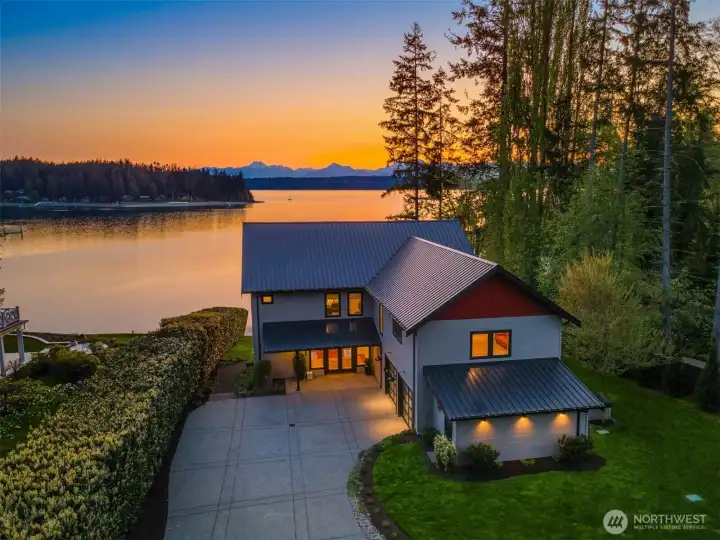 Sitting on 108 feet of no bank waterfront, this home enjoys all day sun in Little Manzanita Bay. Sitting on 108 feet of no bank waterfront, this home enjoys all day sun in Little Manzanita Bay.