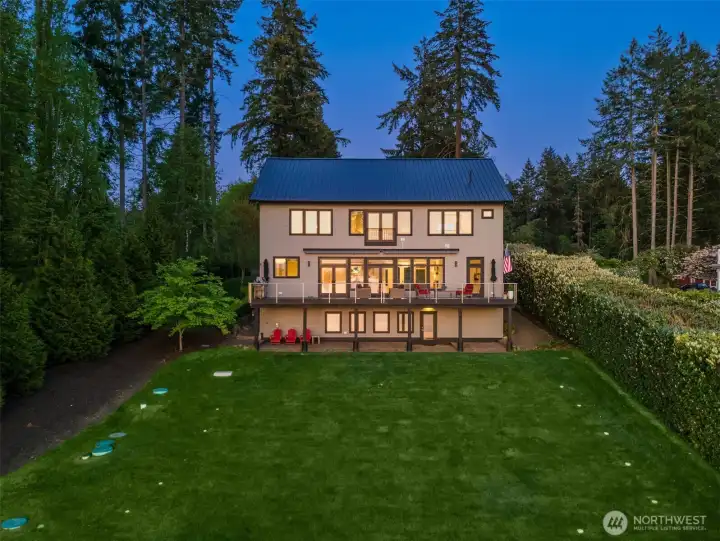 Mature landscaping provides privacy. Mature landscaping provides privacy.
