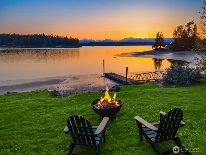 Easy launch from your no bank waterfront for your stand-up board or kayak. Easy launch from your no bank waterfront for your stand-up board or kayak.