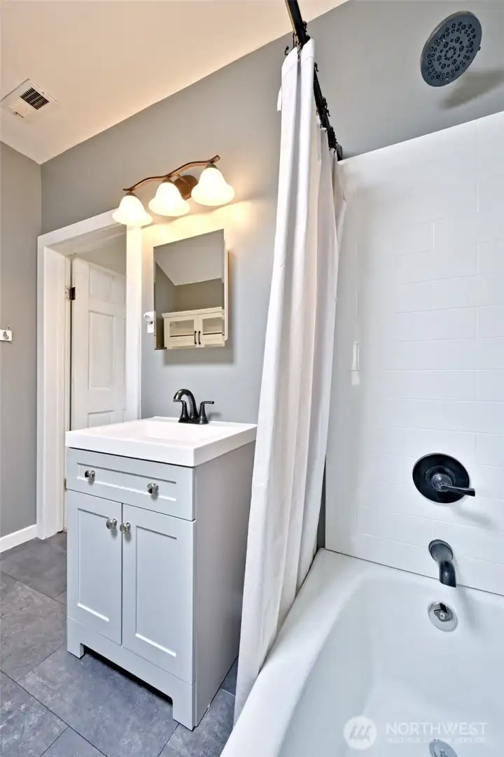 Upstairs remodeled full bathroom