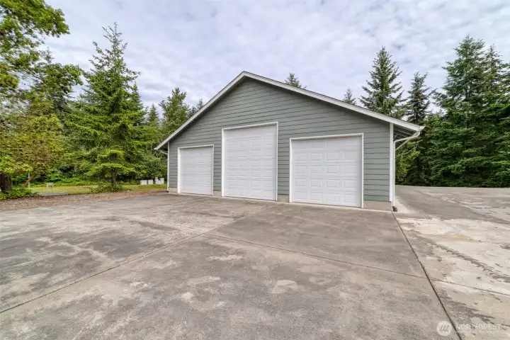 Incredible Outbuilding for restoring, storing cars or let your imagination go! Incredible Outbuilding for restoring, storing cars or let your imagination go!