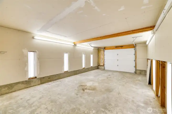Extra one car garage in outbuilding Extra one car garage in outbuilding