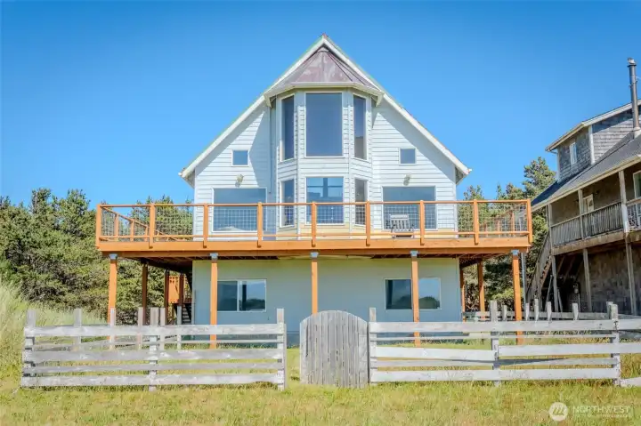 New Deck and stairs with amazing views!