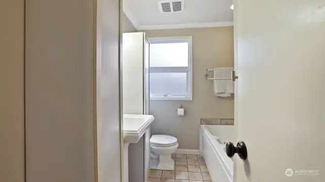 Full bath centrally located between the bedrooms and main living space.
