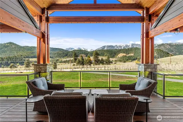 Panoramic views of the Enchantments and neighboring Orchards