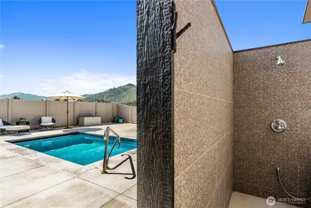 Outdoor tile shower