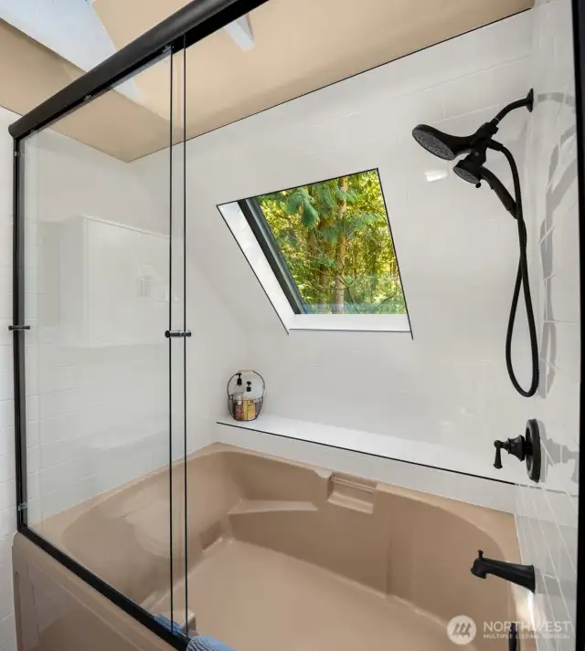 Huge bathtub with view skylight