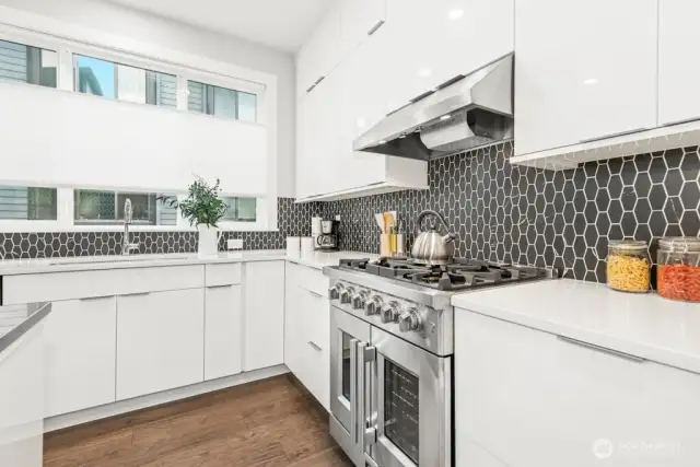 Forno oven and gas cooktop with highpowered range fan