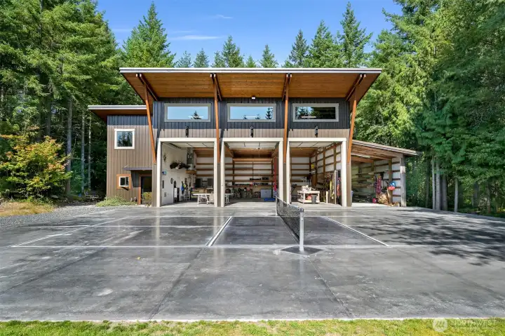 3 bay outbuilding with 1 bedroom ADU.