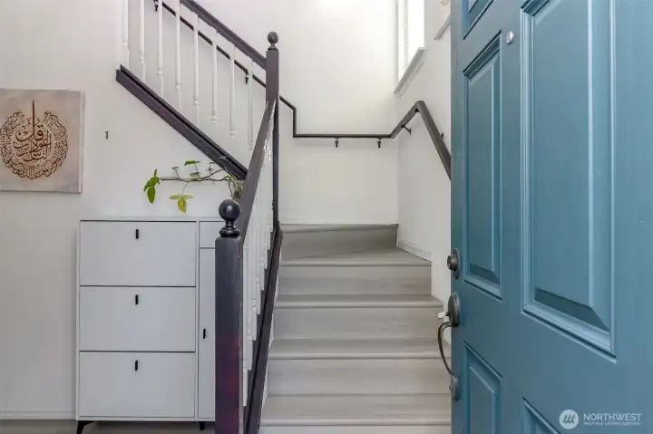 Welcoming entry with high ceiling