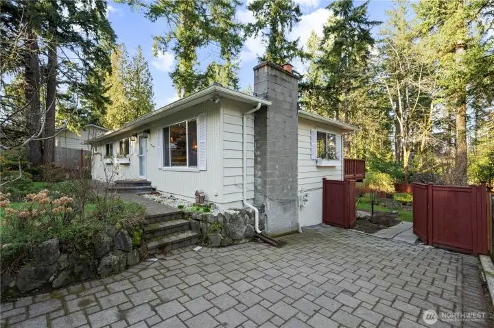 Paver driveway with double gate access to the backyard & boat/RV parking.