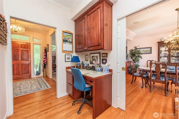 Built-in Organizational Corner